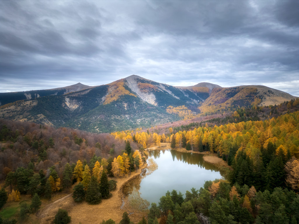 le lac des monges dans les alpes de haute provence en automne