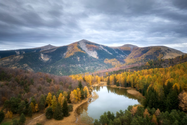 le lac des monges dans les alpes de haute provence en automne