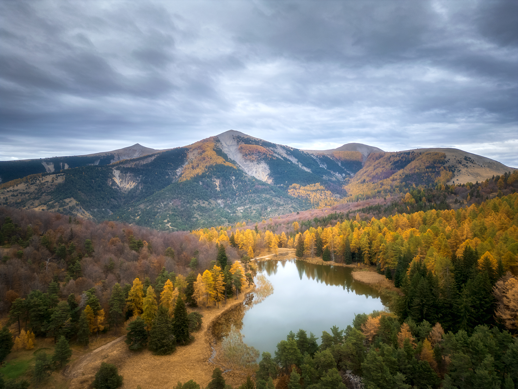 le lac des monges dans les alpes de haute provence en automne